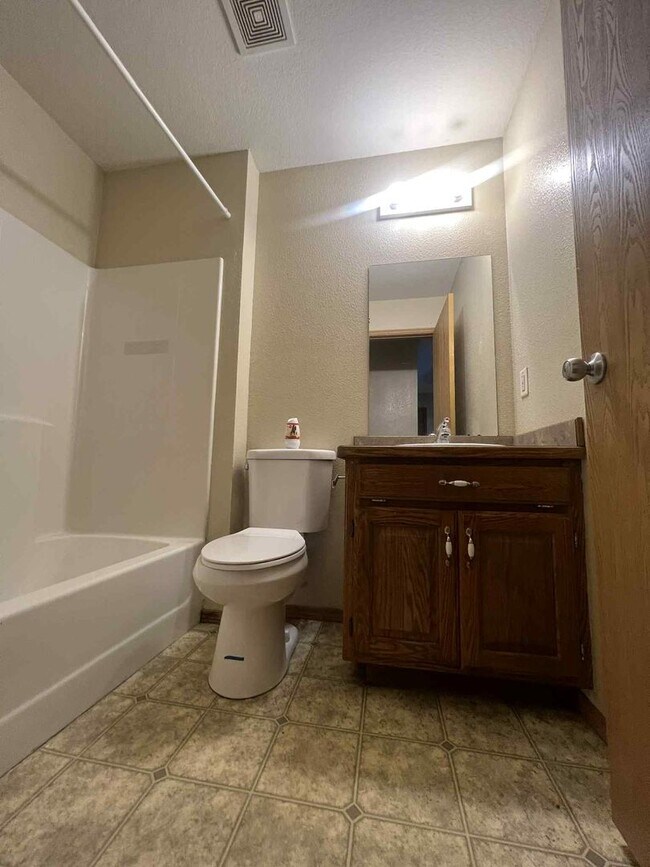 Building Photo - Nice 2BR/2BA near MSSU campus! (downstairs...