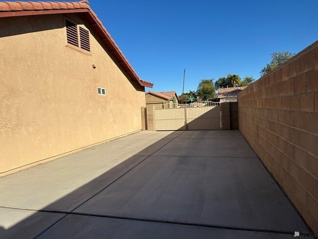 Building Photo - 10804 S Madero St