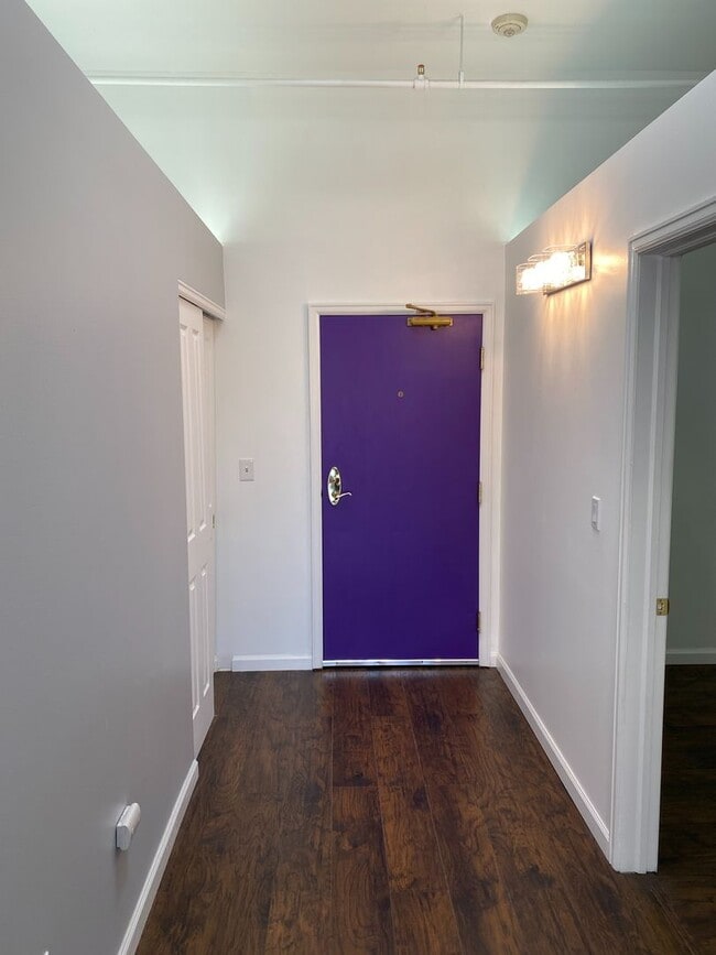 Building Photo - 2 Bedroom Downtown Denver Loft w/ Parking Spot! Available April 1st!