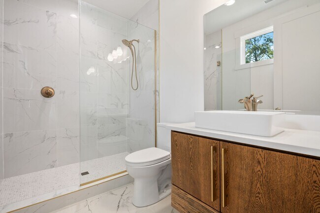 Building Photo - Custom 5 bedroom, 5 bathroom home with Woo...