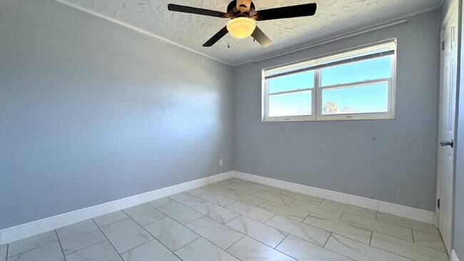 Building Photo - 1022 Lewis Dr