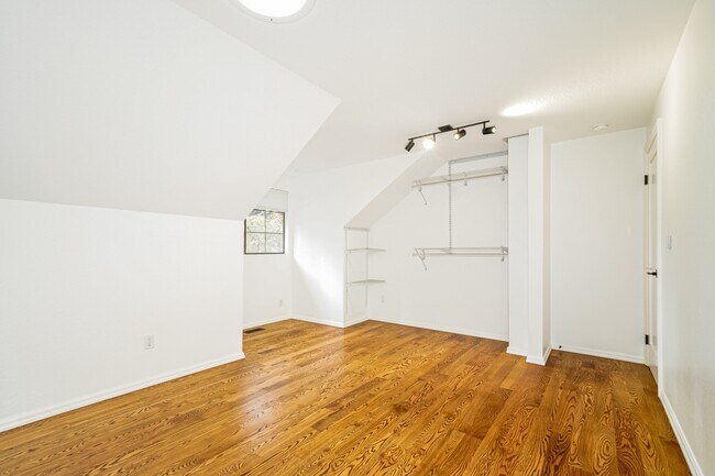 Building Photo - Beautifully Updated Mill Creek Home in Prime Location