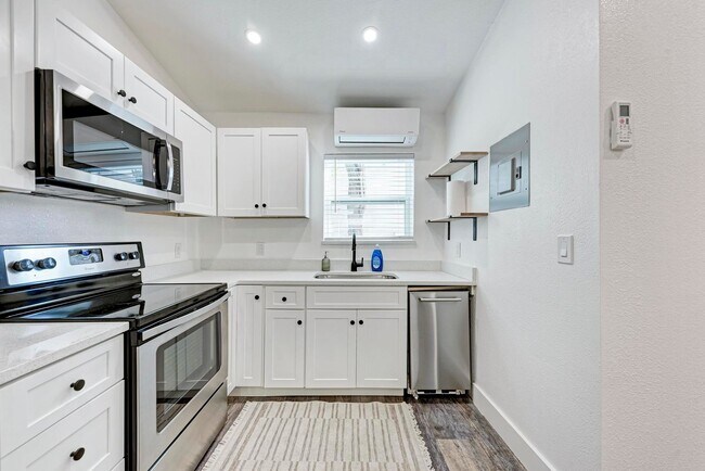 Building Photo - For Lease – Fully Furnished Studio Near UT