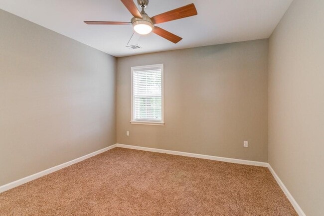 Building Photo - 567 Ashburton Ave