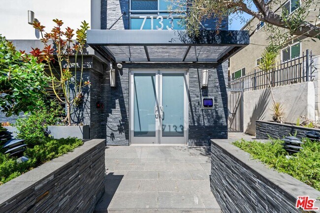 Building Photo - 7133 Hawthorn Ave