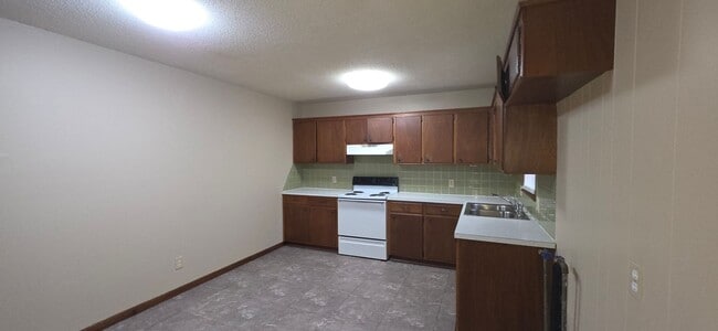 Building Photo - 2 BR 1 BA brick duplex, close to Missouri ...