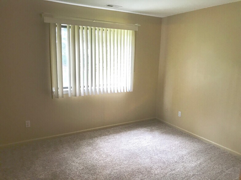 Building Photo - 42825 Lilley Pointe Dr