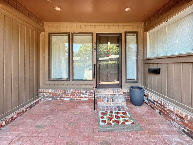 Building Photo - 907 Oak Tree Dr
