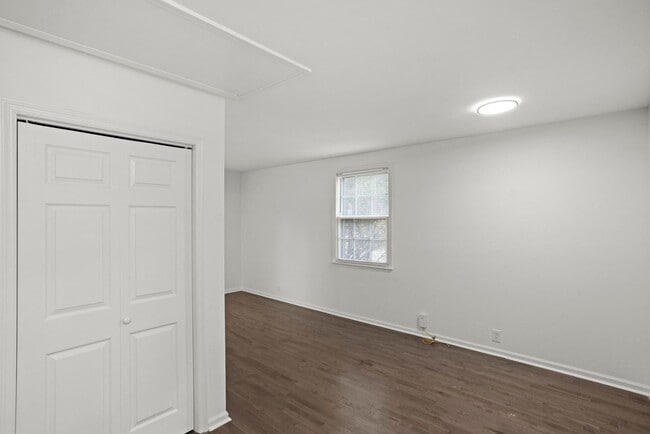 Building Photo - 1001 Horseshoe Dr