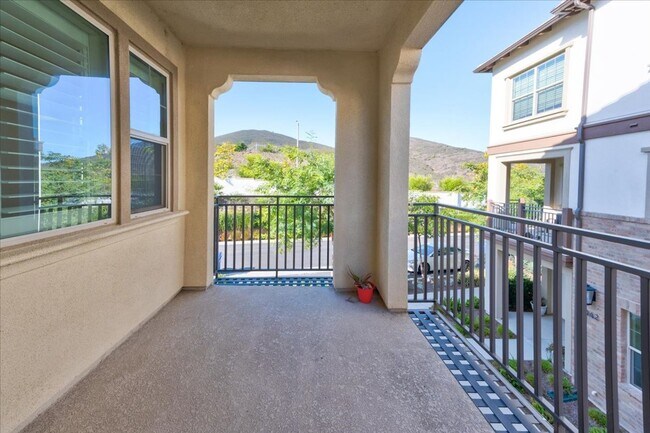 Building Photo - 946 Blackstone Dr