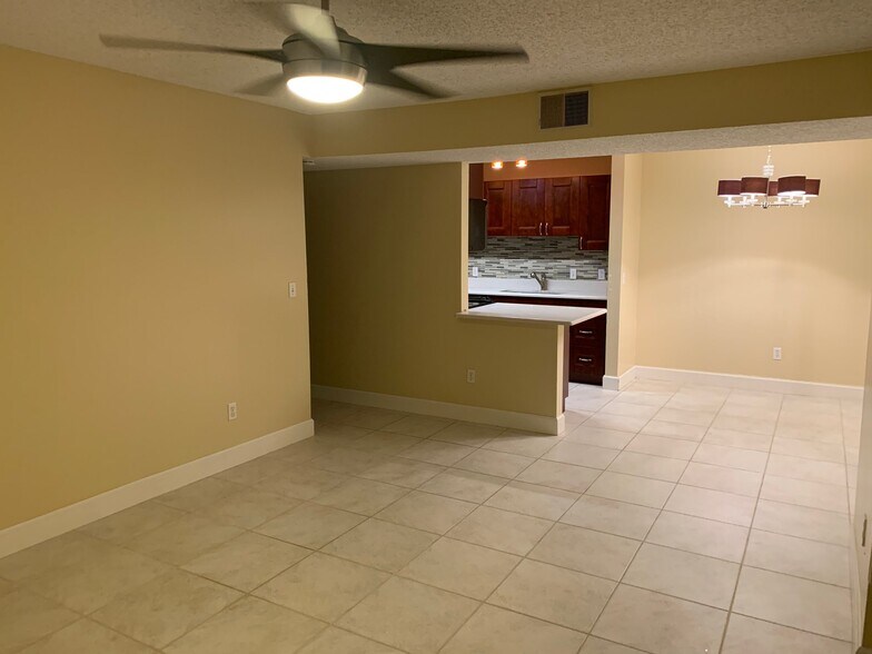 Building Photo - 455 Alt 19