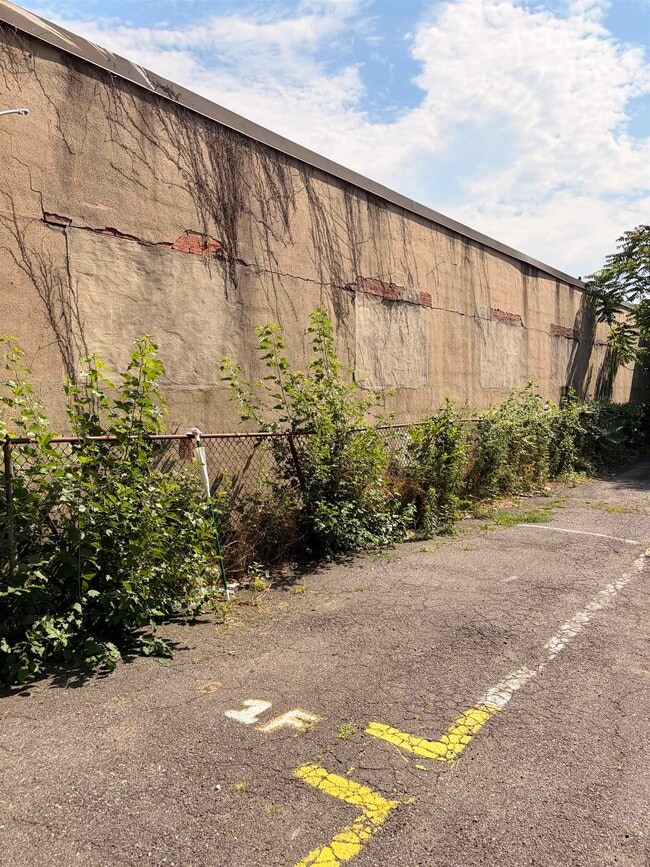 Building Photo - 305 Cator Ave