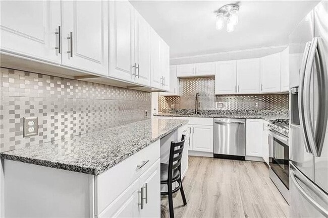 Building Photo - 2 bed 1 bath - newly updated top to bottom...