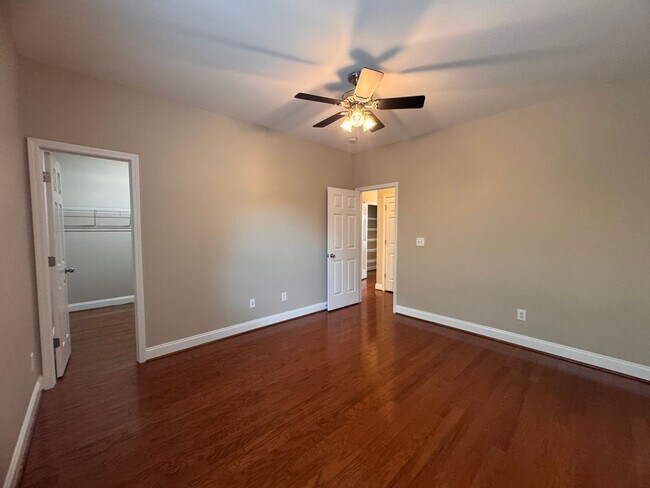 Building Photo - Stunning 5 Bedroom 4 Bath Home with 3 Car ...