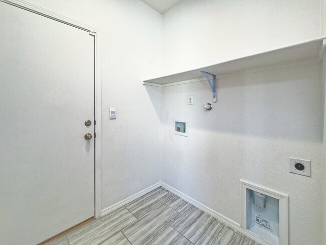 Building Photo - Newer Home in Mountain Hawk