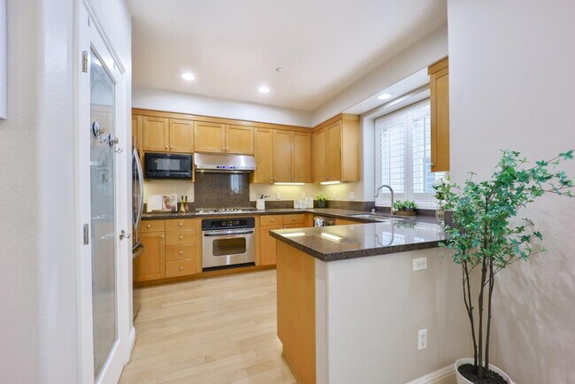 Building Photo - 492 Tyndall St