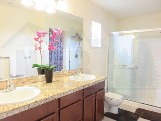 Building Photo - Beautiful 4 Bedroom Home located in a Gate...