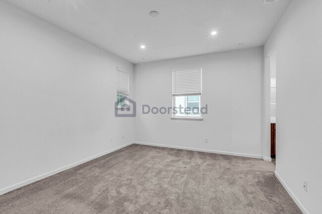 Building Photo - 1056 Knox Way