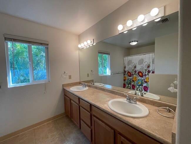Building Photo - Kihei Three Bedroom