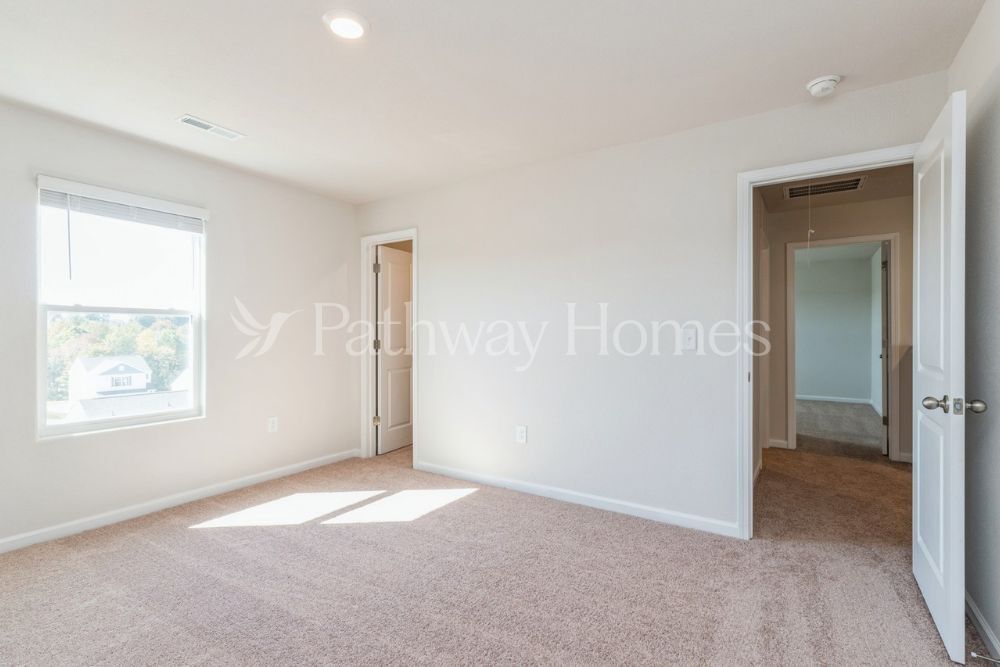 Building Photo - 102 N Sina St