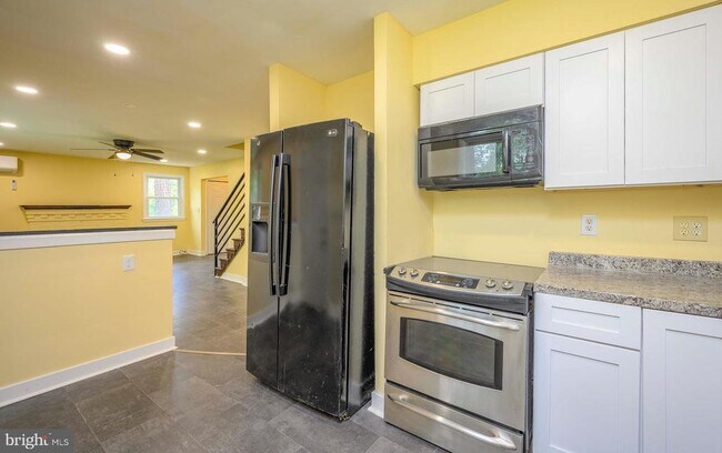 Building Photo - 6007 Bradley Ln