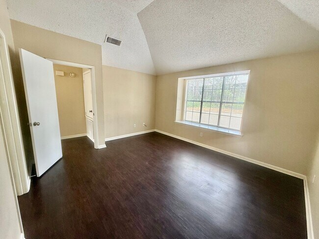 Building Photo - 2-bed/2-bath off Eagles Nest