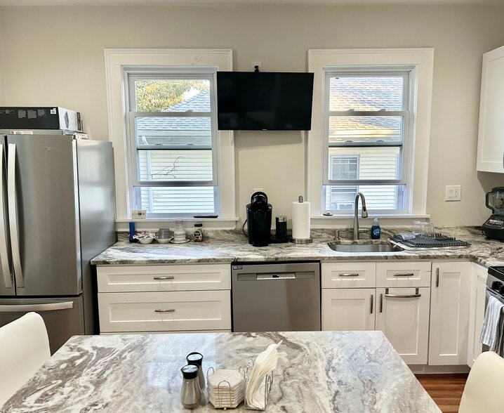 Kitchen - 51 Hazelton St