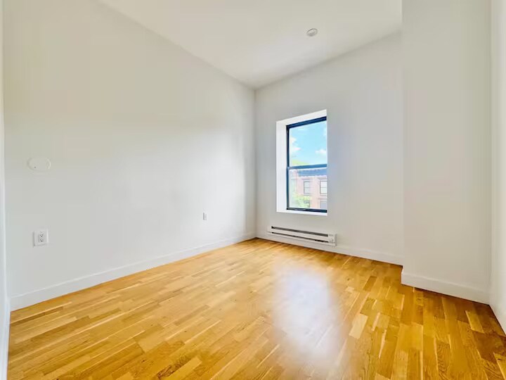 Building Photo - Furnished room/NOT APARTMENT