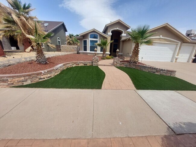 Building Photo - 4 BEDROOM 2 BATHROOM HOME 3 CAR GARAGE HOM...