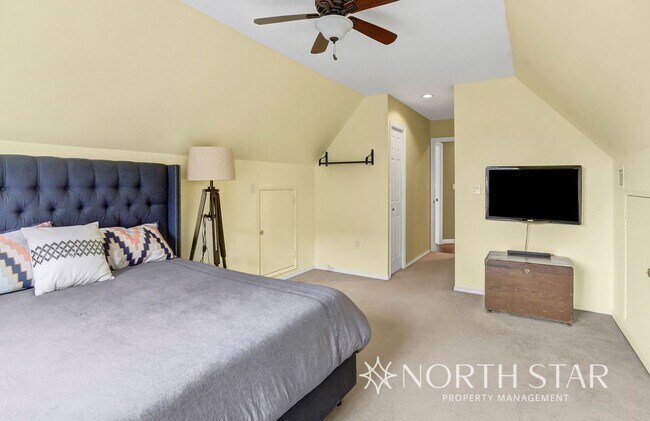 Building Photo - $1000 Off First Months Rent in Lake Oswego