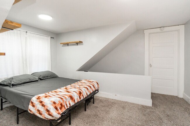 Building Photo - 3 BED · 1.5 BATH · MODERN INDUSTRIAL · AVA...