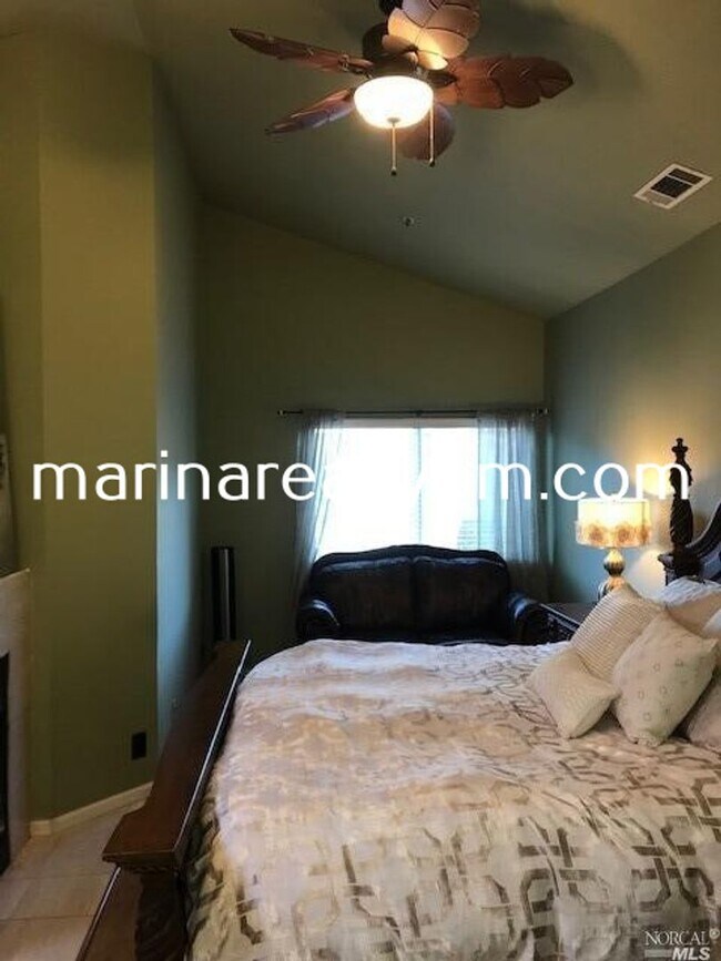 Building Photo - Gorgeous 3 bedroom 2.5 bath 2 story Townho...