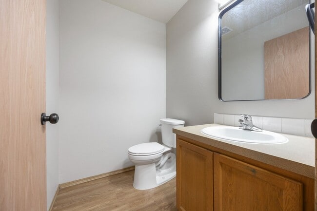 Building Photo - 5Bed/2.5 Bath home available in SE Portland