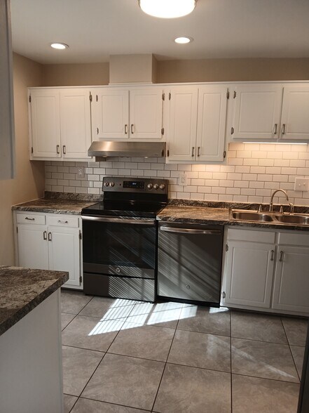 Building Photo - 812 Cambridge Rd