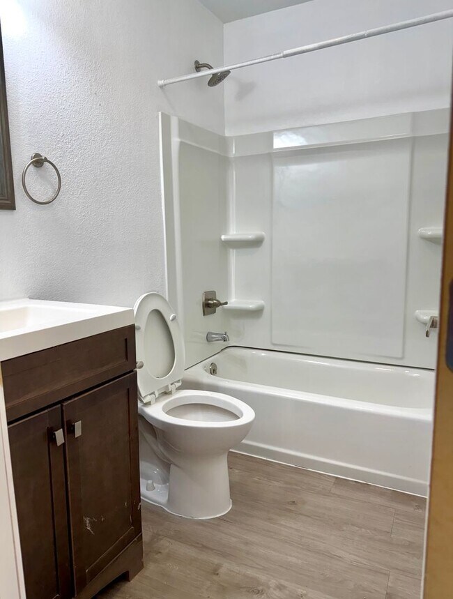 Building Photo - Like new!  3/2/2 Country Aire Estates