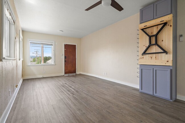 Building Photo - Updated Bremerton Home with Modern Touches