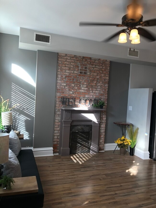 Building Photo - Large Renovated Home on the Hill with Garage!!