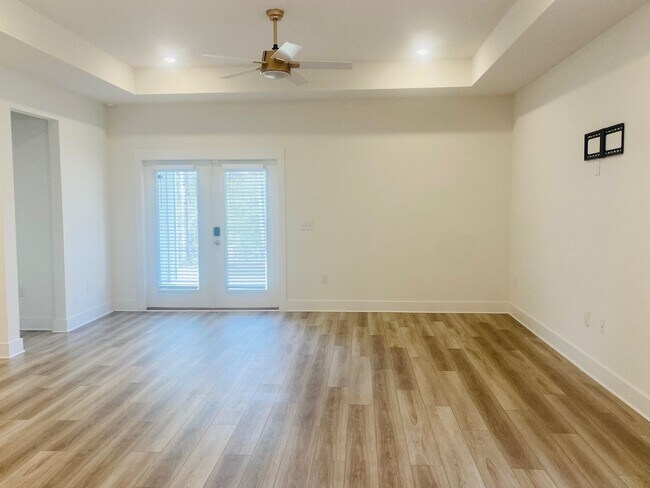 Building Photo - Over 2,000 Sq Ft! 4BR Home w/ En Suite Guest Room