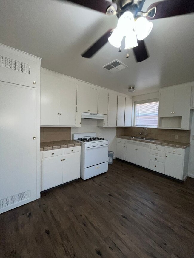 Building Photo - 1504