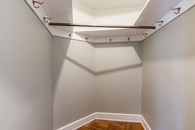 Building Photo - 2000 N Lincoln Park W