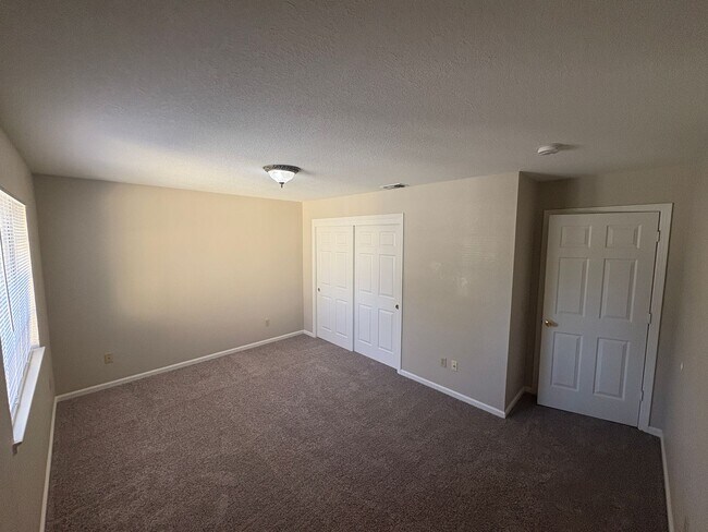 Building Photo - 3 bedroom 2 bath home available now!