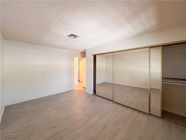 Building Photo - 2700 Baycliff Ct