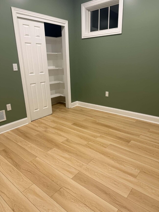 Building Photo - 524 S Oakley Ave