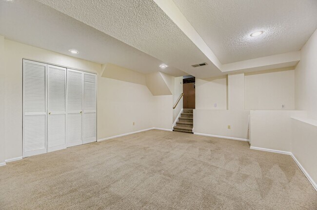 Building Photo - 6532 Freeport Dr