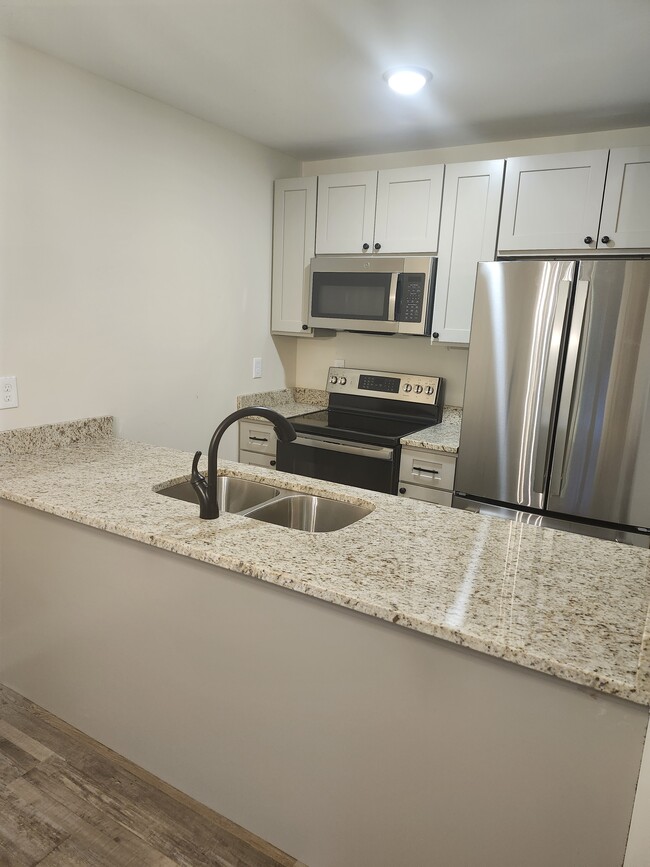 Kitchen has high quailty cabinets with granite countertops stainless steel appliances - 349 Beechwood Ln