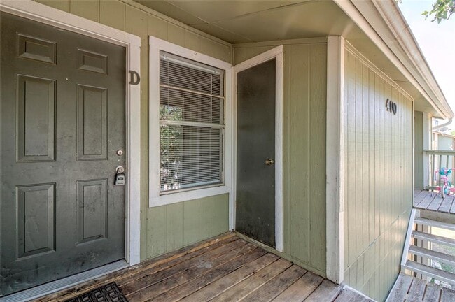 Building Photo - 400 Hedgewood Dr