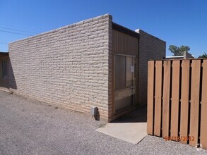 Building Photo - Fort Lowell & Campbell 2/1 - A/C and all a...