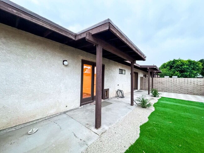 Building Photo - "2-Bed, 2-Bath Condo in Laguna Place!"