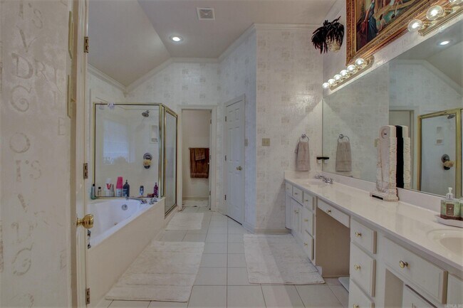 Building Photo - 210 Deauville Dr