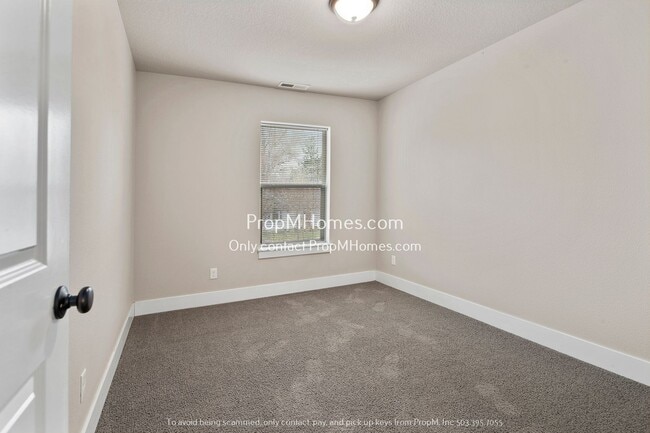 Building Photo - Terrific Milwaukie Three Bedroom Townhome - Close to Providence!